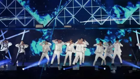 ELF Nyanyikan Lagu Gigi di Konser Super Junior, Seru! - GenPI.co