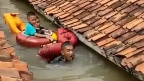 Bravo! Anggota TNI Terjang Banjir Setinggi Atap demi Bocah - GenPI.co