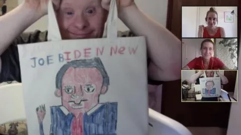 Keren! Pelukis Disabilitas Rancang Tote Bag untuk Joe Biden - GenPI.co
