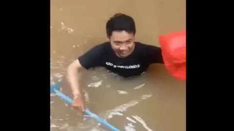 Viral Aksi Heroik Pemuda Bawa Makanan ke Teman Terjebak Banjir - GenPI.co