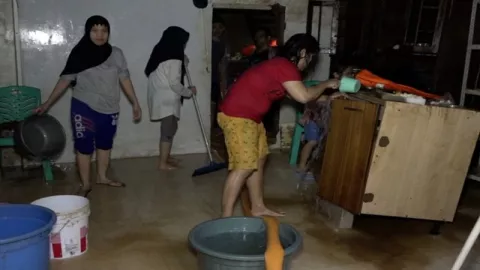 Wajib Tahu! Begini Cara Bersihkan Rumah Usai Terendam Banjir - GenPI.co