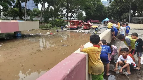 Terowongan Kemayoran Banjir 4 Meter Jadi Tontonan Warga - GenPI.co