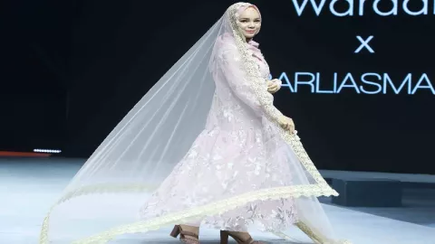 Cantiknya Dewi Sandra Peragakan Baju Muslim di Atas Catwalk  - GenPI.co