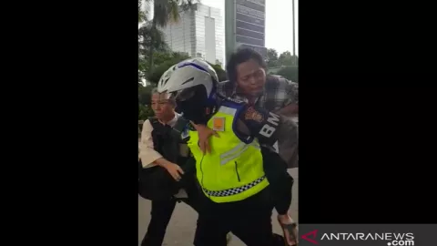 Salut, Polisi Gendong Seorang Penderita Penyakit Jantung - GenPI.co