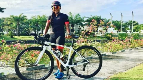 Triatlon Dunia: Kisah Haru Si Hitam Manis Asihta Pinjam Sepeda - GenPI.co