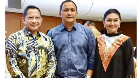 Cantiknya Bella Saphira Pakai Batik Solo Saat Dampingi Suami - GenPI.co