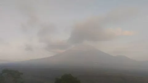 Gunung Semeru Luncurkan Lava Pijar, Jalur Pendakian Ditutup - GenPI.co