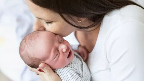 Bayi Baru Lahir Menangis Terus, Mengatasinya Mudah - GenPI.co