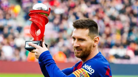 Pep Guardiola Bocorkan Masa Depan Lionel Messi - GenPI.co