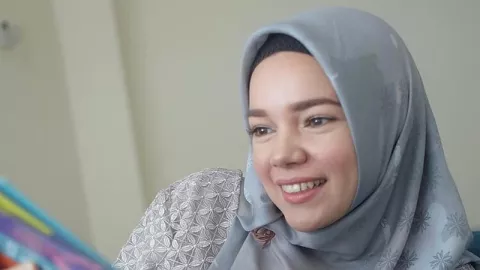 Tren Busana Muslim 2020, Dewi Sandra: Boleh Modis Asal Sesuai - GenPI.co