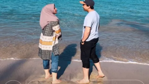 Romantis Banget! Sahrul Gunawan dan Bidadarinya Berdua di Pantai - GenPI.co