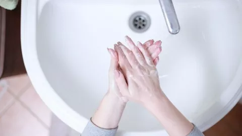 Mudah, Inilah Cara Membuat Hand Sanitizer di Rumah - GenPI.co