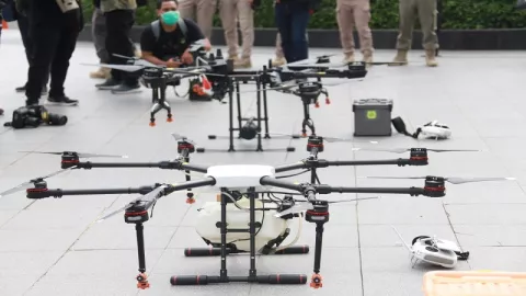 Drone Dikerahkan Semprot Disinfektan di Jalan Protokol Jaksel  - GenPI.co