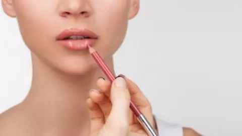 Girls, Gunakan Lip Liner Untuk Membuat Bibir Jadi Padat Berisi - GenPI.co