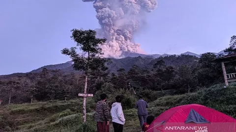Gunung Merapi meletus, Bandara Adi Sumarmo Ditutup - GenPI.co