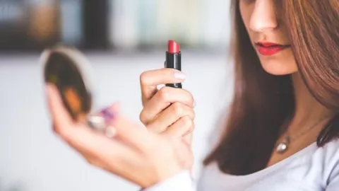3 Tips Memakai Lipstik untuk Bibir Kering - GenPI.co