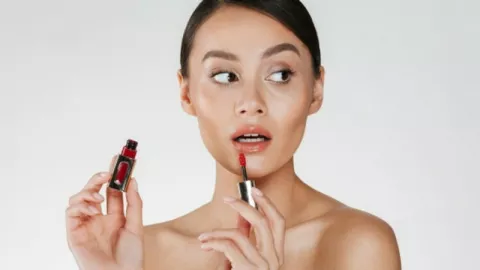 Jadi Favorit Perempuan, Ini 3 Kelebihan Menggunakan Lip Tint - GenPI.co