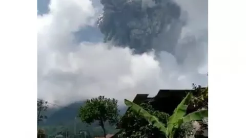 Gunung Merapi Erupsi, Semburkan Kolom Abu Setinggi 5.000 Meter - GenPI.co