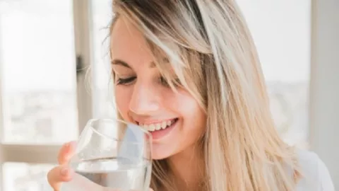 Minum Air Mineral Bisa Meningkatkan Sistem Imun Tubuh Loh! - GenPI.co
