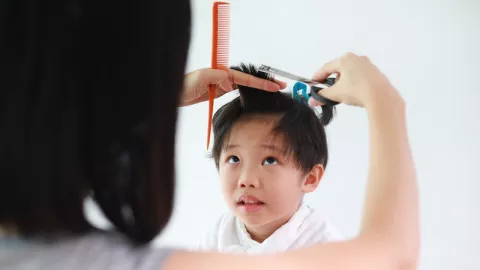 4 Tips Memotong Rambut Anak di Rumah - GenPI.co