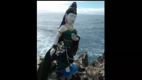 Merinding! Patung Mirip Nyi Roro Kidul Tetiba Ada di Pantai Bali - GenPI.co