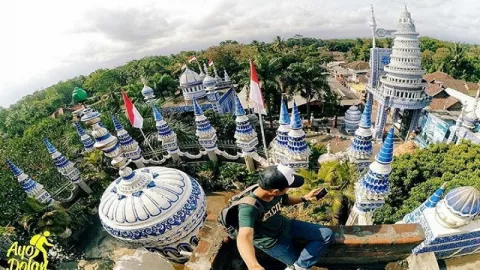 Megahnya Masjid Tiban Malang, Konon Dibangun Tentara Jin - GenPI.co