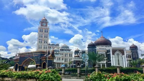 Masjid Agung Harakatul Jannah, Kubahnya Bentuk Bawang Taj Mahal - GenPI.co