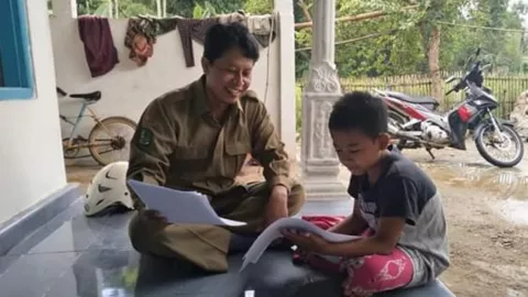Guru Baik Hati, Sambangi Rumah Murid yang Tak Punya Ponsel - GenPI.co