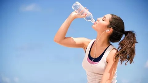 4 Manfaat Minum Air Hangat, Termasuk Bisa Turunkan Berat Badan  - GenPI.co