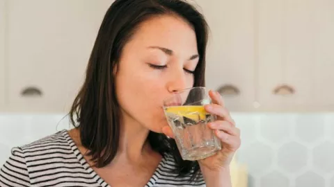 Minum Lemon dan Baking Soda Ampuh Atasi Perut Kembung - GenPI.co