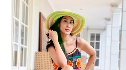 Wisata di Rumah Saja, Outfit Diah Permatasari Jempolan Banget - GenPI.co