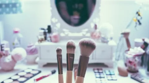 Catat, Bahaya Penggunaan Makeup Berlebihan bagi Wajah - GenPI.co