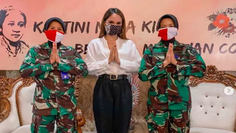 Cinta Laura Rayakan Hari Kartini Bersama Tentara Perempuan - GenPI.co