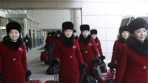 Kim Jong Un Selalu Bawa Brigade Kenikmatan, Semuanya Perawan - GenPI.co
