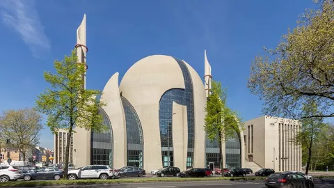 Megahnya Koln, Masjid Terbesar di Eropa - GenPI.co