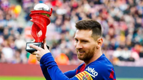 Cesc Fabregas Bocorkan Masa Depan Lionel Messi - GenPI.co