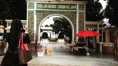 Wisata Religi ke Masjid Sunda Kelapa, Bangunan Ala Timur Tengah - GenPI.co