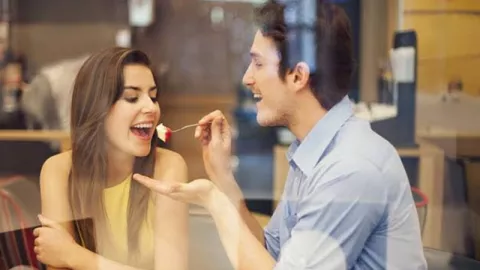 4 Cara Romantis Bikin Pacaran Tak Membosankan, Nomor 2 Buat Baper - GenPI.co