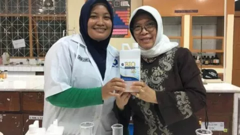 Bangga! Mahasiswi UNG Ciptakan Hand Sanitizer dari Kulit Udang - GenPI.co