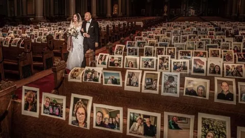 Menikah saat Pandemi: Biar Ramai, Tetamunya Deretan Foto Kerabat - GenPI.co