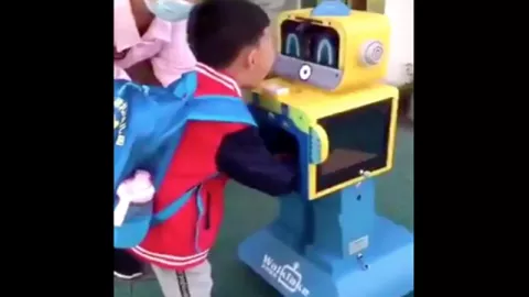 Keren! Sekolah di China Gunakan Robot untuk Deteksi Gejala Corona - GenPI.co