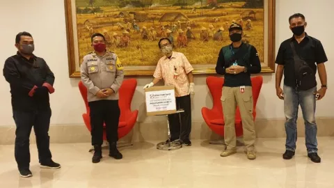 Lawan Corona, Sinar Mas Land Serahkan Ribuan Masker ke TNI/Polri - GenPI.co