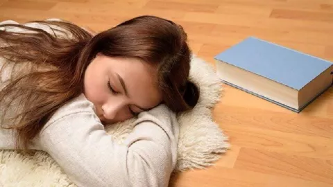 Sering Tidur di Lantai Picu Penyakit Kronis, Mitos atau Fakta? - GenPI.co
