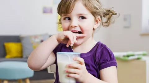 Susu Kental Manis Bahaya buat Si Kecil - GenPI.co