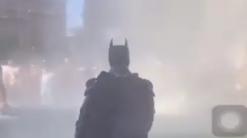 Kaget! Batman Turun Tangan Atasi Kerusuhan Kematian George Floyd - GenPI.co