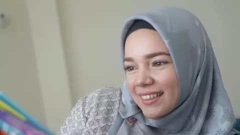 Cerita Haru Dewi Sandra Ajarkan Bahasa Isyarat untuk Disabilitas - GenPI.co