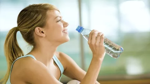 Mitos atau Fakta, Banyak Minum Air Putih Dapat Cegah Kulit Kering - GenPI.co