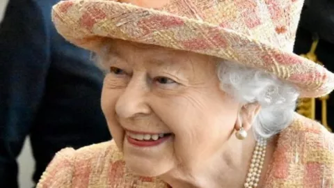 Ratu Elizabeth II Berkuda di Usia 94, Netter Berdecak Kagum - GenPI.co