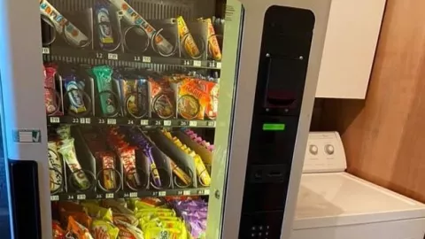 Ibu Ini Hadirkan Vending Machine Buat Anak, Apa Ya Alasannya? - GenPI.co