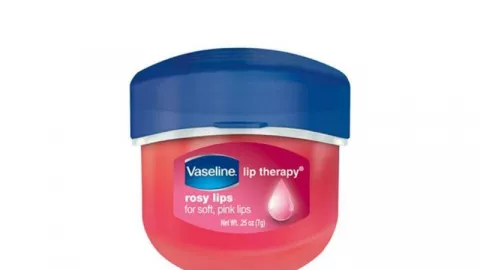 Atasi Bibir Gelap Dengan Vaseline Lip Therapy Rosy Lips - GenPI.co
